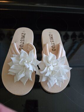 White/beige flower sandals (8) NWOT